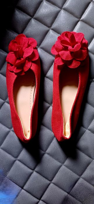 Продавам дамски обувки.