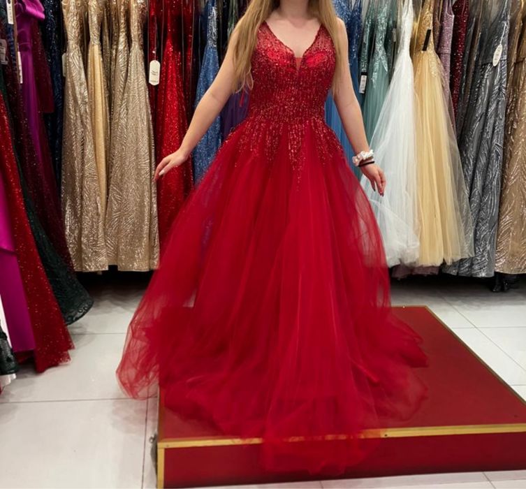 Червена бална рокля