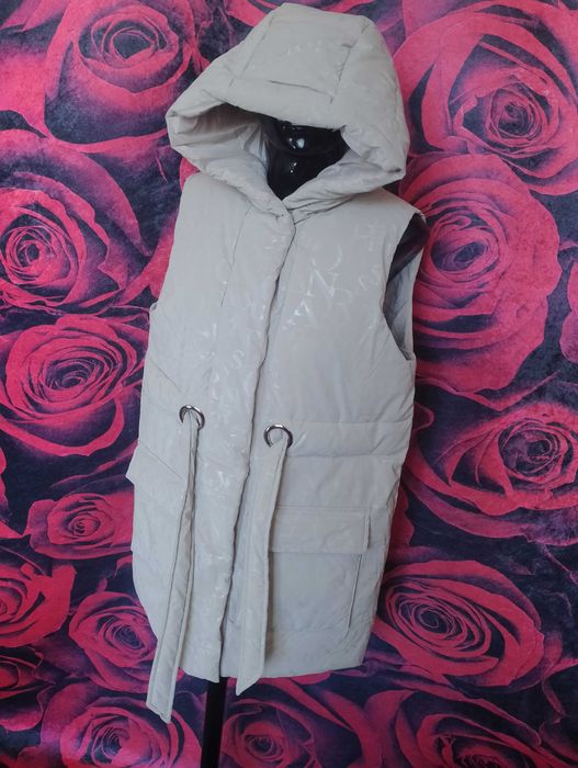 Бледо бежов дебел елек с качулка и връзки на талията Л