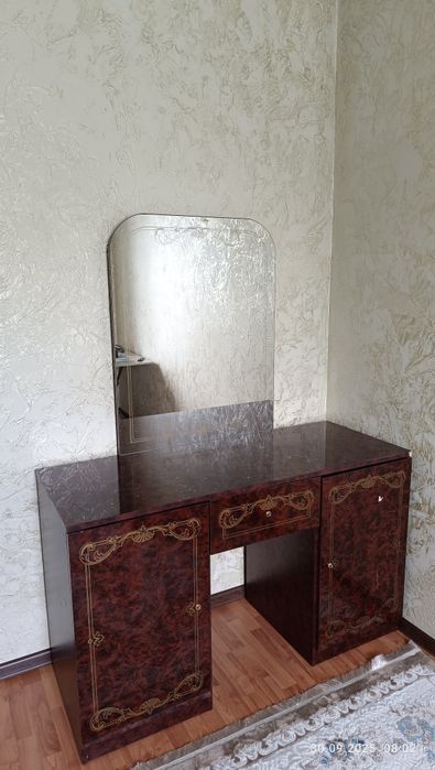 Продам комод с зеркалом