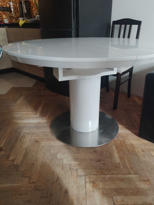 Разтегателна кръгла маса