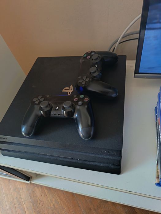 Ps4 pro 1tb 2 manete