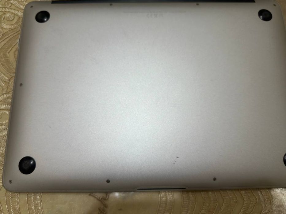 Macbook air sotiladi