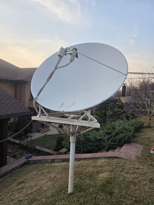 Спутниковая антенна с основанием.