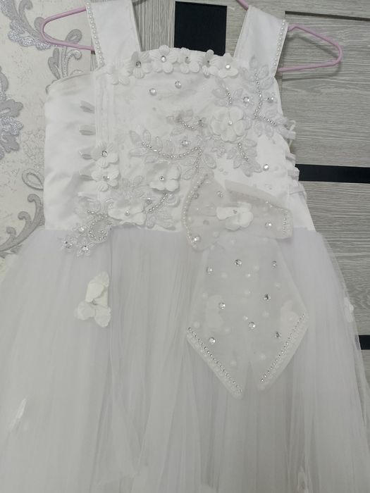 Продается белое детское платье.На 8-10 лет.