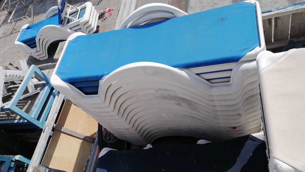 sezlonguri plaja/umbrele /saltelute