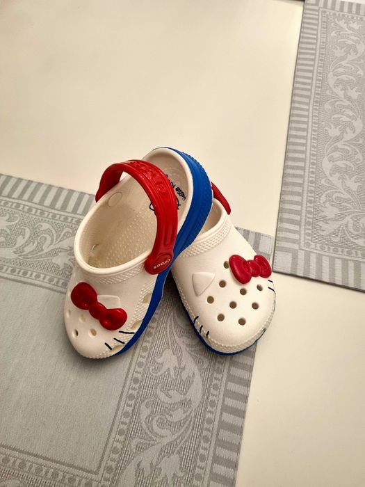 Slapi CROCS Hello Kitty pentru fetite
