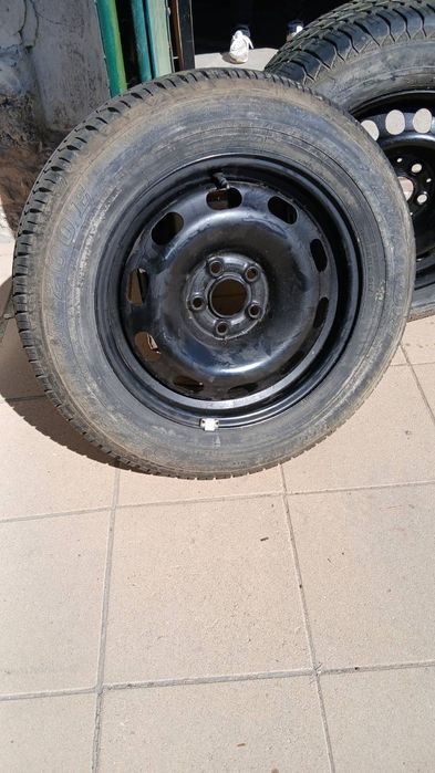 2 броя гуми 195/65 R15 с нови джанти