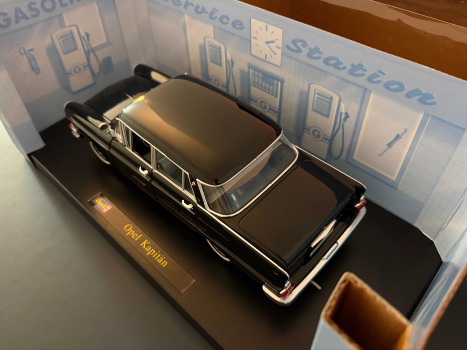 macheta Opel Kapitan 1:18 Revell