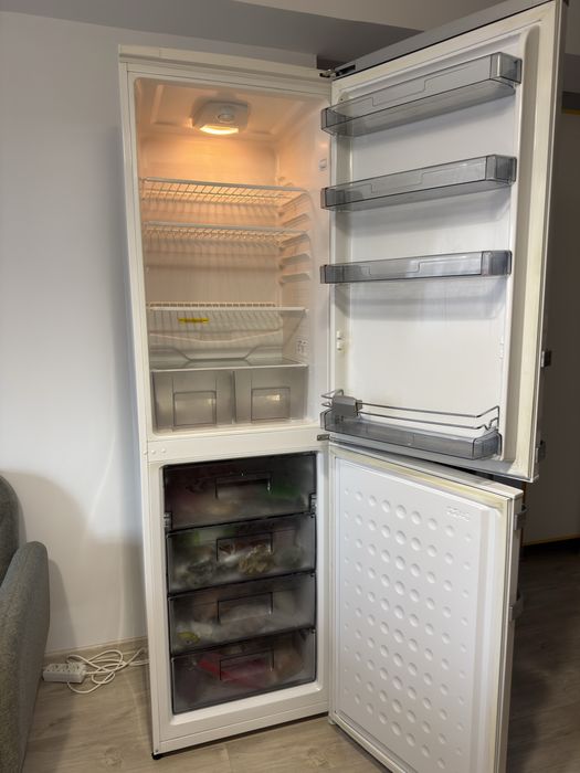 Combina frigorifica Arctic AK366-4+, 331 l, Clasa A+, H 201 cm, Alb