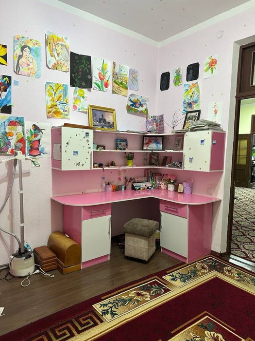 Книжный стол ва кровать сотилади