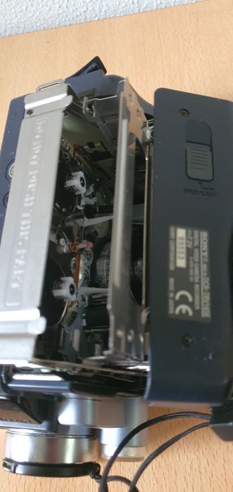 Vând cameră video digital  8 Sony DCR-TRV145E defectă