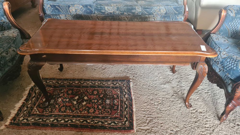 старинна  дървена маса с дърворезба в стил луи