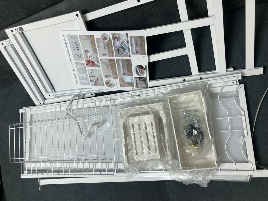 Сушилка за чинии над мивката,