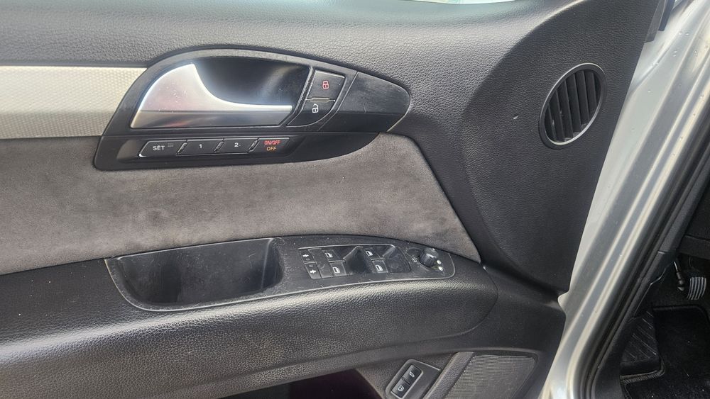 Автомобил Audi Q7