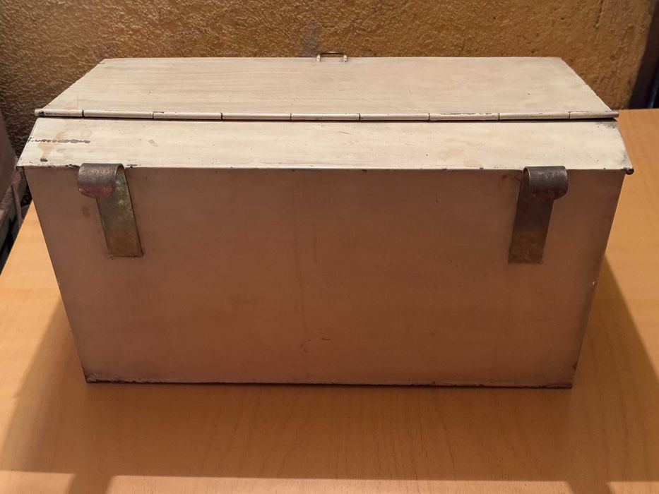 Голяма висока масивна метална кутия за инструменти с капак (за стена)