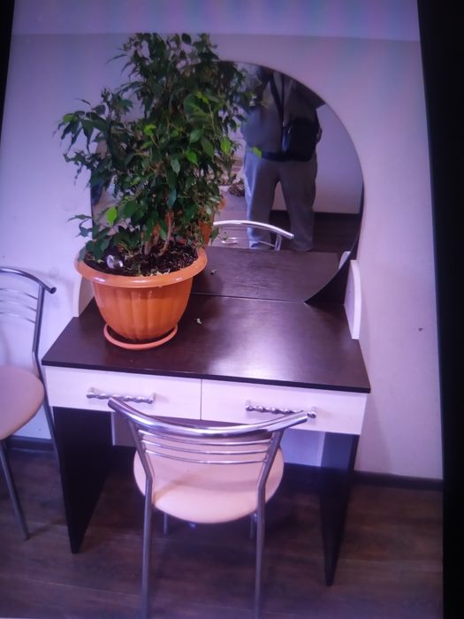 Продам дамский туалетный столик -20000