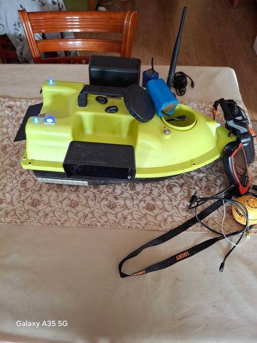 Лодка за захранка с две батерии и сонар