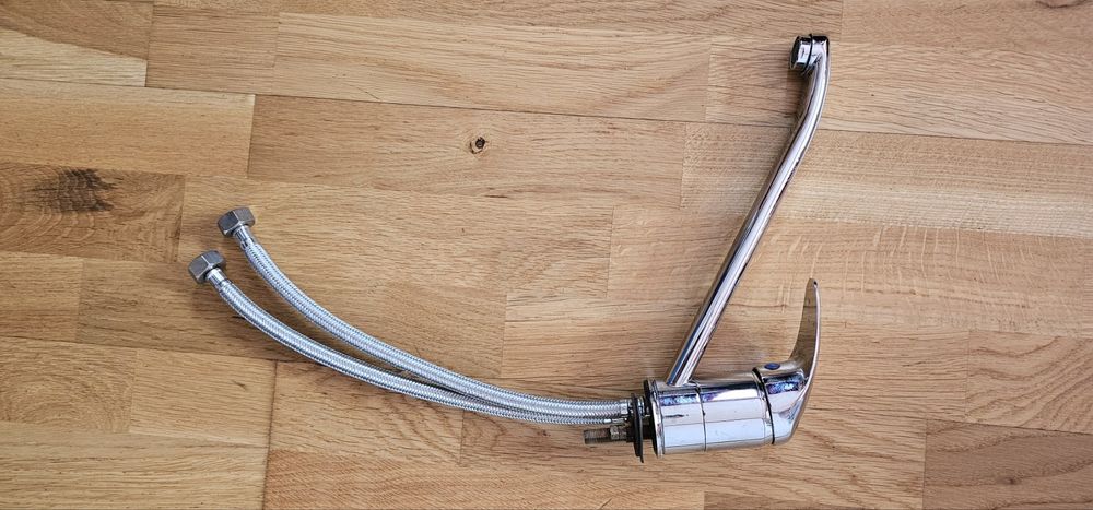 Смесител за мивка с гъвкави връзки, ползван