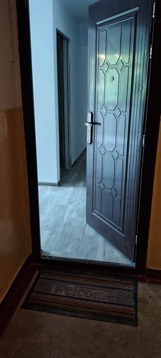 Vând apartament cu 3 camere decomandat.