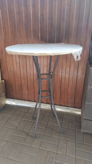 Барный стол со стульями