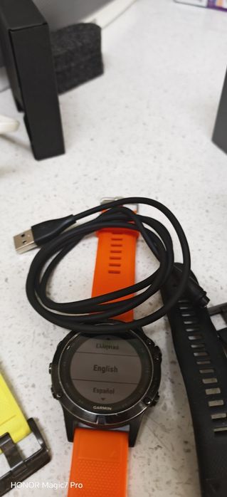 Vând Garmin Fenix 5 Sapphire Edition (varianta premium cu sticlă rezistentă la zgârieturi).