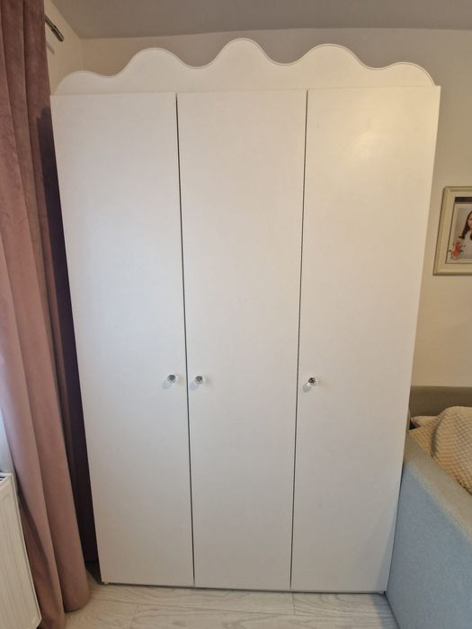 Mobila tineret albă.