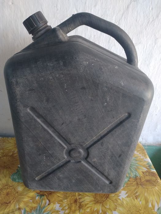 Продаётся канистра 25 литровая.