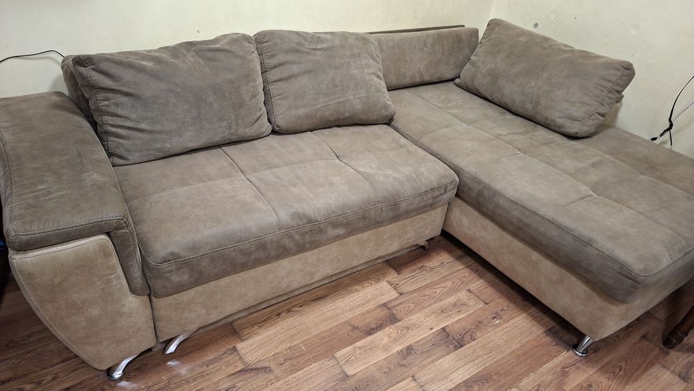 ПОДАРЯВАМ ъглов диван