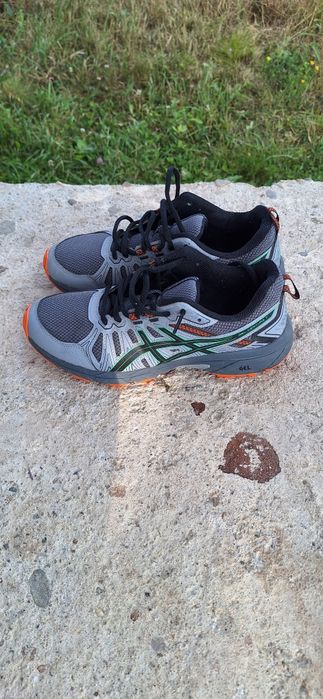 Vand pantofi Asics in stare aproape noi.