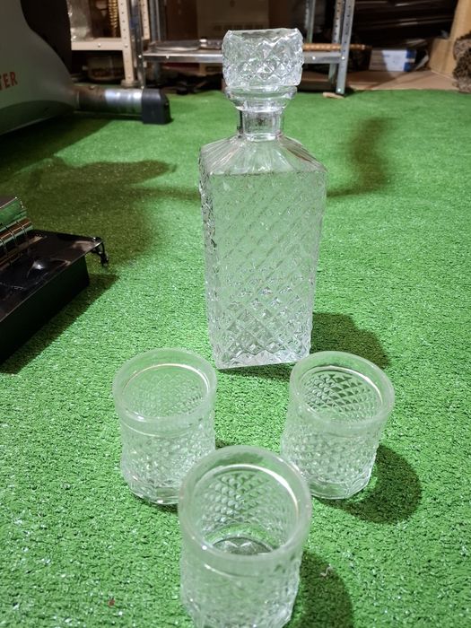 Гарафа с 3 чаши.