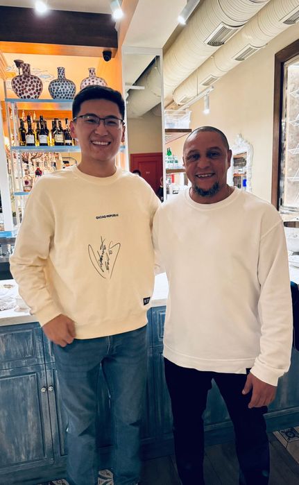 Свитер подпись на Роберто Карлос