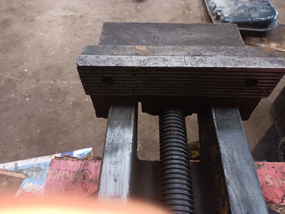 Фрезерные тисы,большие.