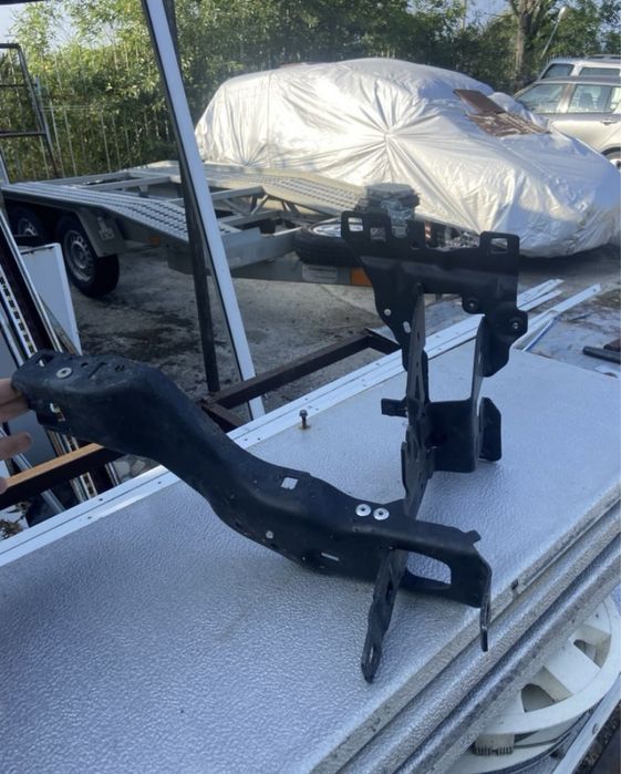 BMW G11/G12 калник желюзи и стойка за фар