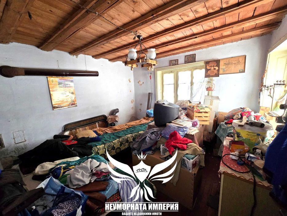 Продавам двуетажна къща с постройки 320РЗП с 1600кв двор село Ахматово