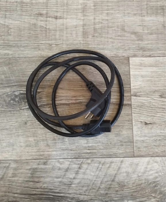 2 cabluri se sursa, un calbu DVI-D si un alimentatir laptop Dell