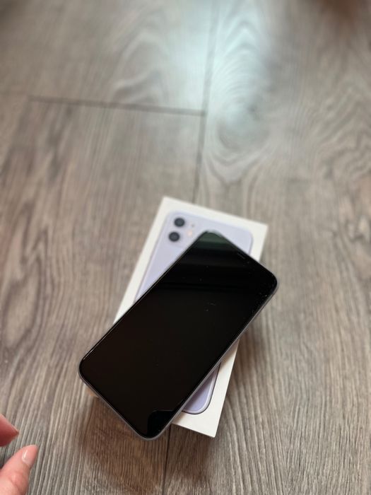 iPhone 11 + кутия + 27 кейса