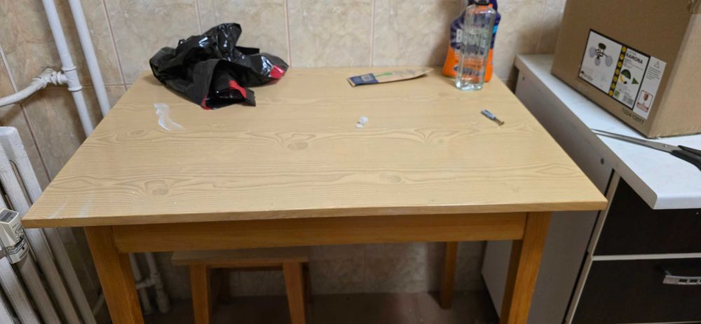 Donez masa cu 4 scaune plusbun taburet. Sector 3