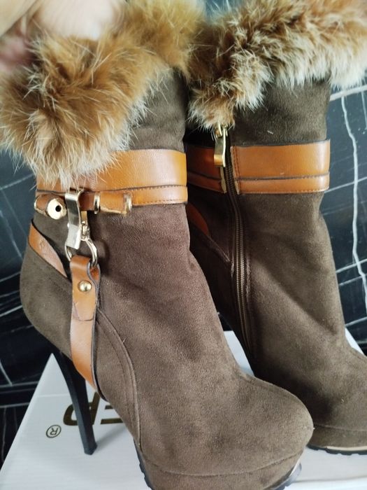 Сапоги женские продается