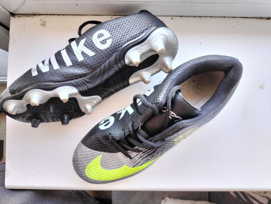 Продаются футбольные бутсы