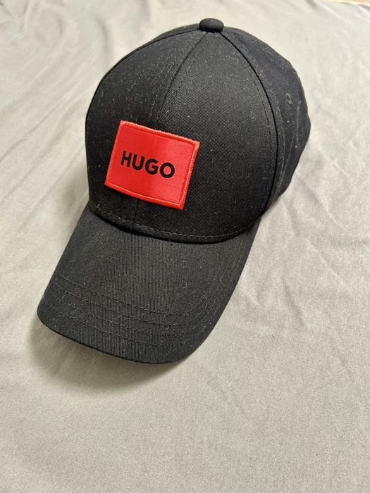 Черна шапка Hugo