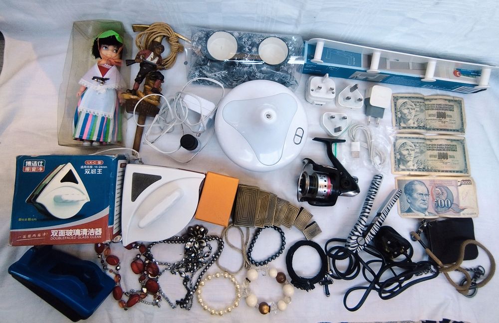 Lot obiecte vechi, decorațiuni, figurine, bancnote, brățări și coliere, placă pt intins parul.