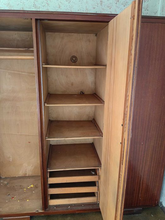 Стар гардероб от орех