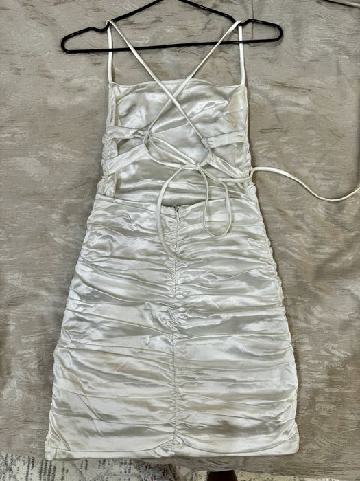 Сатиновое платье с эффектной открытой спиной