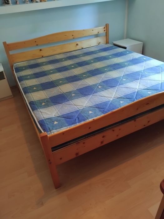 Vând Pat lemn 1.80m lățime și 2.00 lungime  cu saltea