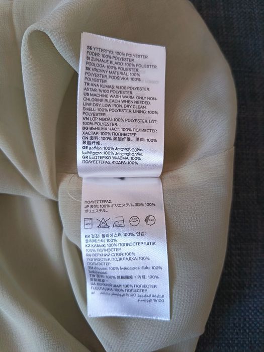 Top mărimea 42 de la H&M. Este nou.