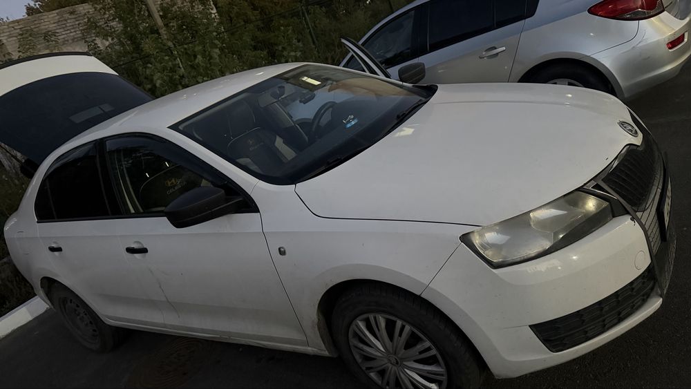 Продам машину Skoda Rapid