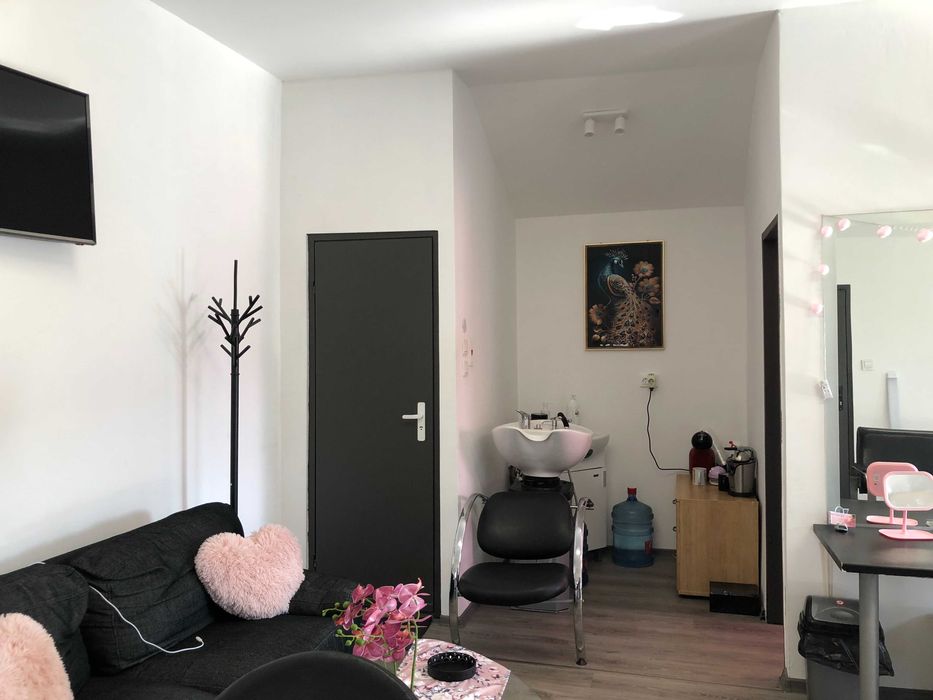 Фризьорски и козметичен  салон