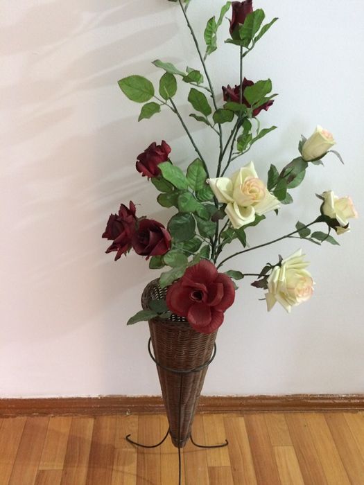 Искусственные цветы с вазой