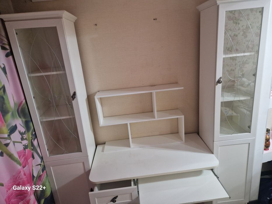 2 пенала и письменный стол